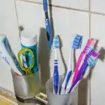 Защо четката за зъби трябва да стои в чаша с косъмчетата надолу: хигиенни норми, които всички нарушават zashto-chetkata-za-zabi-tryabva-da-stoi-v-chasha-s.jpg