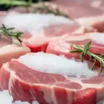 Защо е абсолютно невъзможно да измиете суровото месо преди готвене: отговор от професионални готвачи zashto-e-absolyutno-nevazmozhno-da-izmiete-surovoto-meso-predi-gotvene.webp.webp