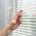 Елементарен начин за почистване на прах и мазнини от щорите, без да ги сваляте: нужен ви е само стар чорап elementaren-nachin-za-pochistvane-na-prah-i-maznini-ot-shtorite.webp.webp