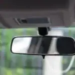 na-ogledaloto-za-obratno-vizhdane-na-avtomobila-vi-ima-buton.webp.webp