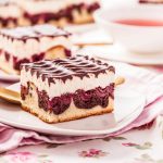 Зашеметяваща торта с извара и череши: ще се превърне в