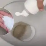 Едно тайно решение без химикали превръща тоалетната чиния в блестяща