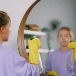 Експерти разкриха седем фатални грешки при миенето на огледала, които винаги оставят ивици след себе си eksperti-razkriha-sedem-fatalni-greshki-pri-mieneto-na-ogledala-koito.webp.webp