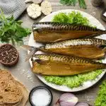 Как да мариноваме скумрия в бутилка: получава се като пушена