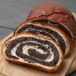 Маково руло за Великден 2026: много пълнеж и въздушно тесто