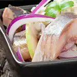 Приготвям херинга в саламура за 10 минути: вкусът ѝ е